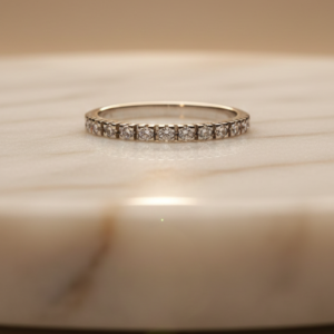 Anillo medio cintillo