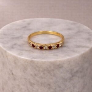 Anillo cintillo con circones y rubíes